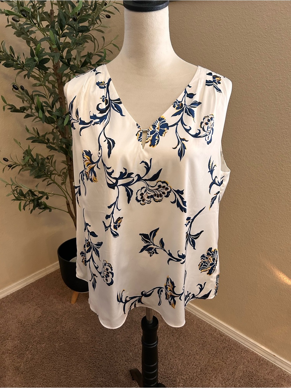 White House Black Market Sleeveless Top Camisole White Satin Floral